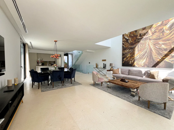 Green Hill 14 Livingroom towards the entrence