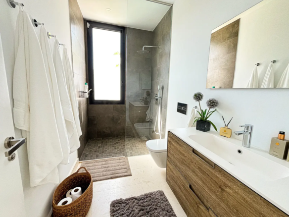 Green Hill 14 shared bathroom