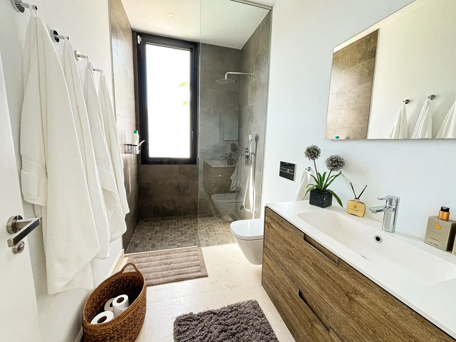 Green Hill 14 shared bathroom