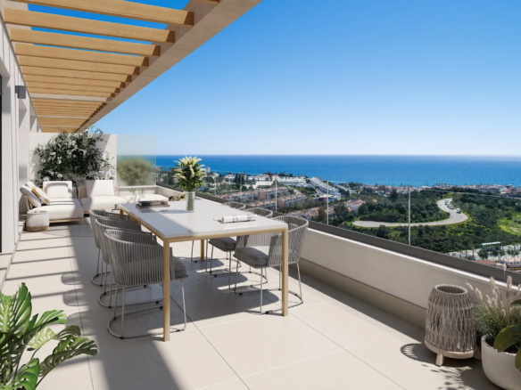 Ruim terras met panoramisch uitzicht op zee en een eethoek in de buitenlucht in Almare Cala de Mijas Costa del Sol