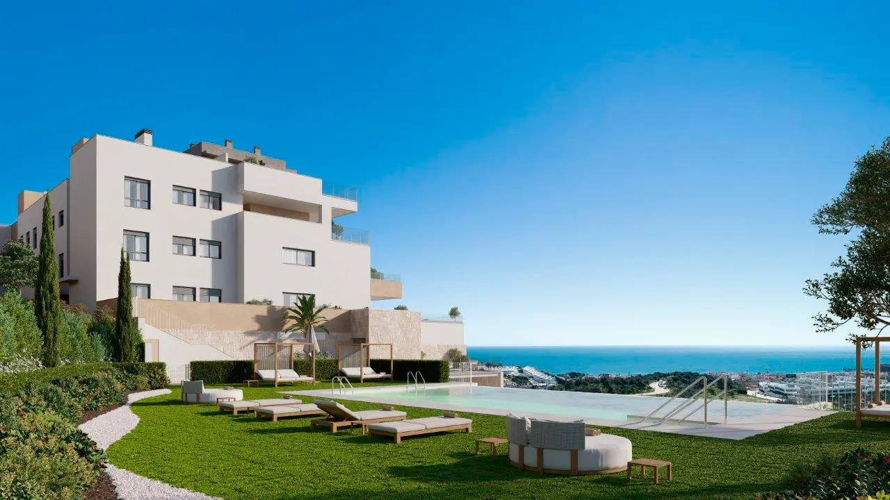 Almare La Cala met infinity-pool, ligstoelen op grasveld en zeezicht onder blauwe hemel