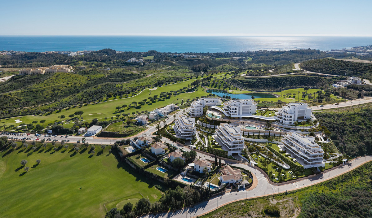 360º By Cordia – Mijas - Luftaufnahme eines luxuriösen weißen Wohnkomplexes neben einem Golfplatz mit Mittelmeerblick