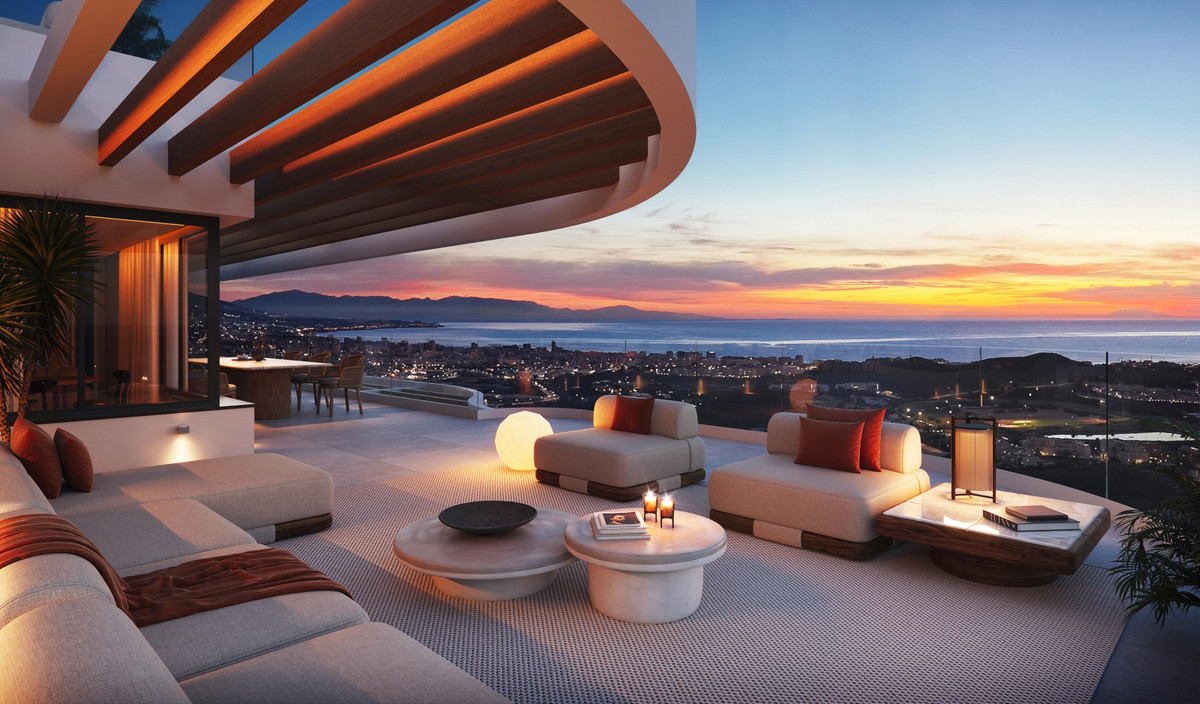 360º By Cordia – Mijas - Luxusterrasse mit Panoramablick auf Meer und Stadt bei Sonnenuntergang, Lounge-Bestuhlung und warmem Ambiente