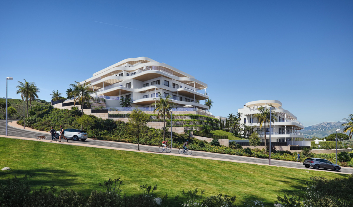 360º By Cordia – Mijas – Moderner weißer Terrassenkomplex inmitten üppiger Gartenanlagen mit Palmen