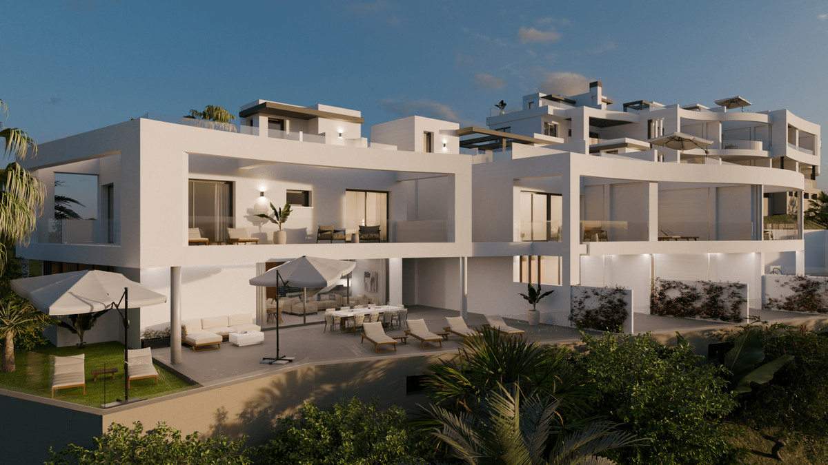Aalto Residences – Riviera del Sol - moderne hvid facade med rummelige terrasser, udendørs siddepladser og frodige haver i skumringen