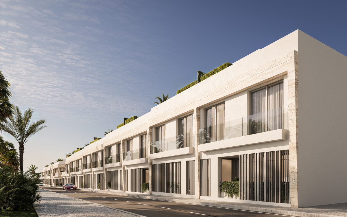 Alcantara del Mar Townhouses – San Pedro de Alcántara - moderne weiße Fassade mit Balkonen und Dachbegrünung an einer Palmenallee