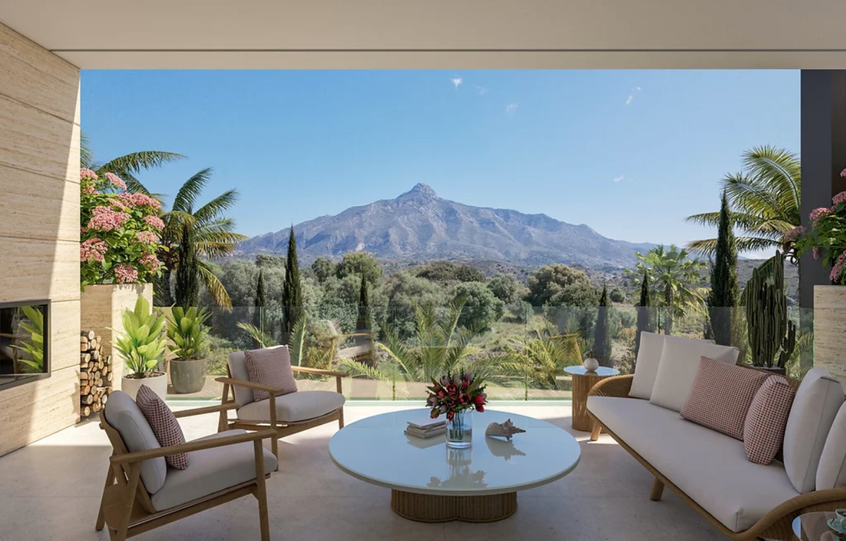 Aloha Forest – Marbella – überdachte Terrasse mit exklusiven Outdoor-Möbeln, Infinity-Pool, tropischen Gärten und Blick auf La Concha