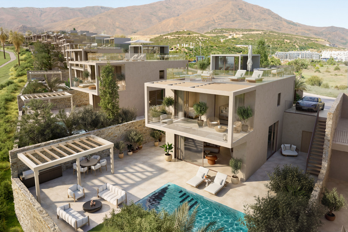 Amaris – Estepona - Luftaufnahme einer Luxusvilla mit privatem Pool, Terrasse, Pergola und Dachsolarium