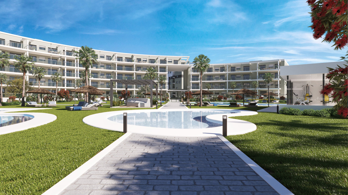 Amphora Beach Fase IV – Manilva - gepflegte Gemeinschaftsgärten mit runden Pools, Palmen und geschwungenem weißem Wohngebäude
