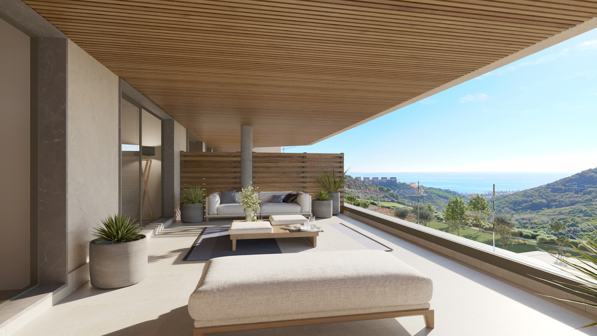 Atria – Phase 2 – La Alcaidesa – Überdachte Terrasse mit Lounge, Sonnenliege und Panoramablick auf Meer und Hügel