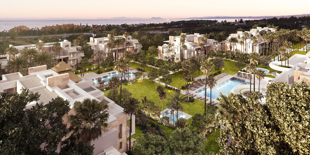 Ayana Estepona – New Golden Mile - luftfoto af luksuriøst resortlignende kompleks med pools, palmeliner haver og hvide moderne villaer i skumringen
