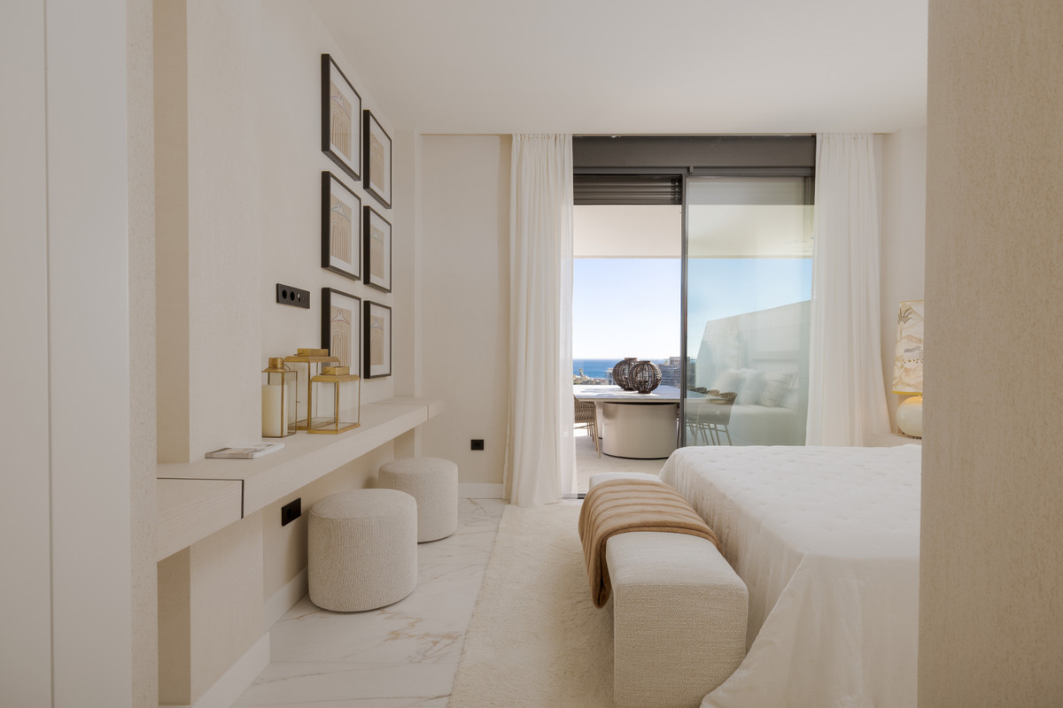 Balcon del Mediterraneo – New Golden Mile - helles Hauptschlafzimmer mit Meerblick-Balkon, Marmorböden und goldenen Akzenten