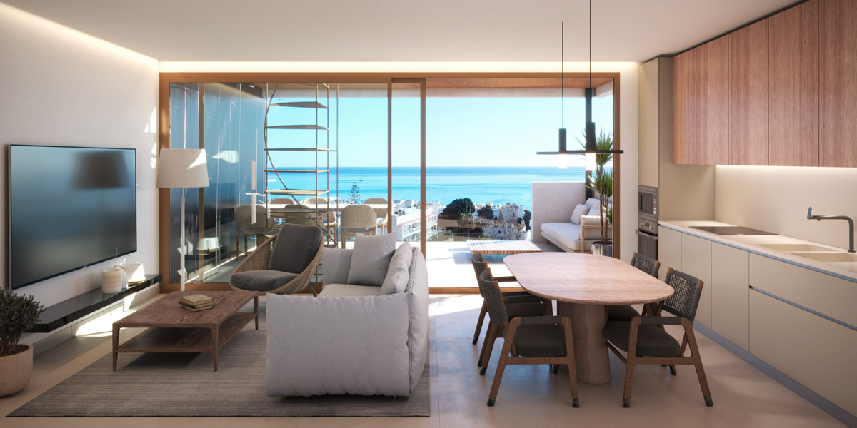 Bastion Sea Views – Torremolinos – Offener Wohn- und Essbereich mit Küche, raumhohen Glastüren und Panoramablick aufs Meer