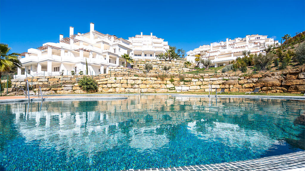 Be Aloha – Marbella - luxe wit wooncomplex met gemeenschappelijk zwembad en terrassen op begroeide helling
