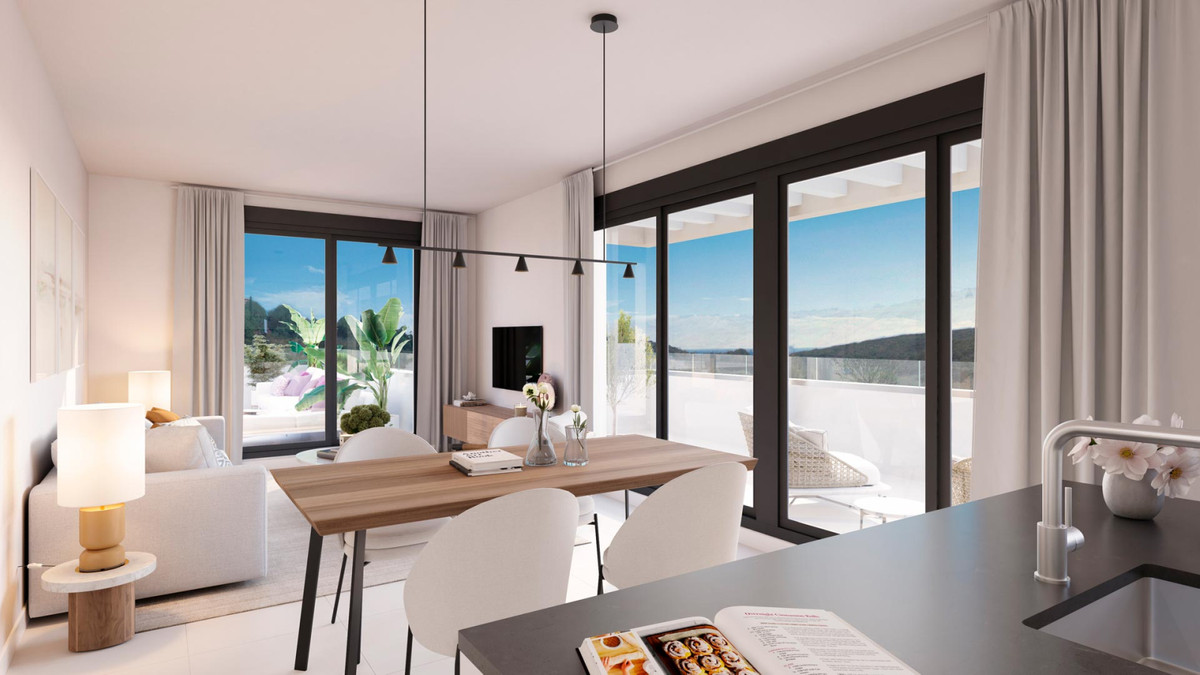 Bliss Homes – Casares - Offener Wohn- und Essbereich mit raumhohen Fenstern und Panoramablick auf die Terrasse