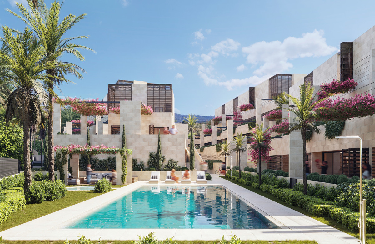 Bougainvillea Estepona – New Golden Mile - Luxuriöser Gemeinschaftspool umgeben von Palmen, bougainvilleageschmückten Terrassen und Gartenanlagen
