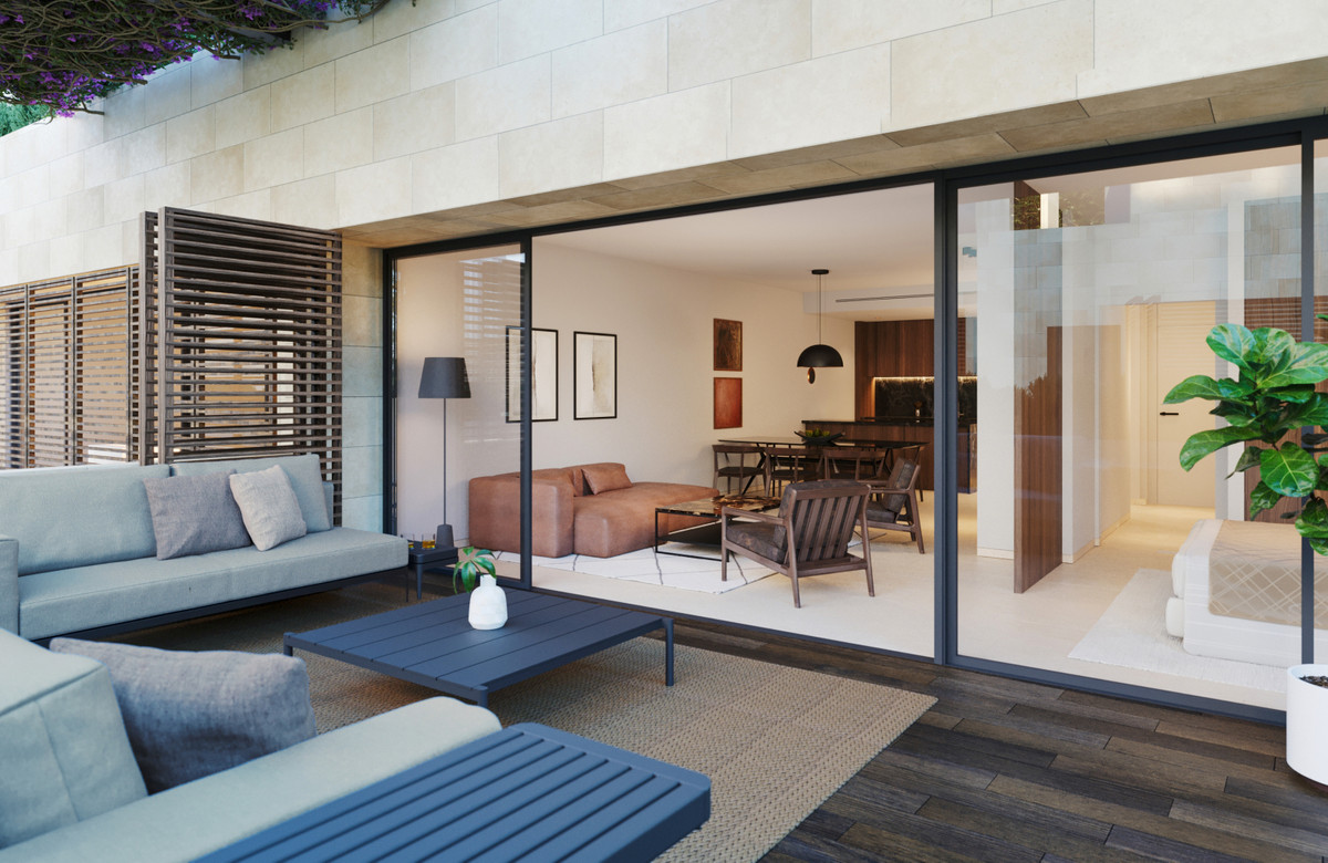 Bougainvillea Estepona – New Golden Mile - Sonnige Terrasse mit Lounge-Möbeln und Zugang zum modernen offenen Wohn- und Essbereich