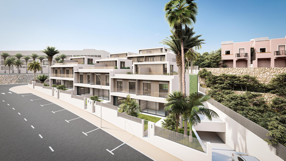 Brisas del Mar – Estepona - moderne Neubaureihenhäuser mit Terrassen, Palmen und Straßenfront in Estepona