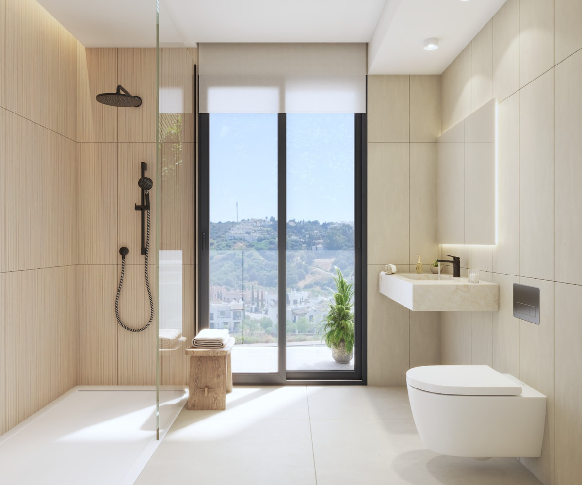 Brisas del Mar – Estepona - luxuriöses Badezimmer mit ebenerdiger Dusche, hängendem WC, Marmorbecken und Hangblick