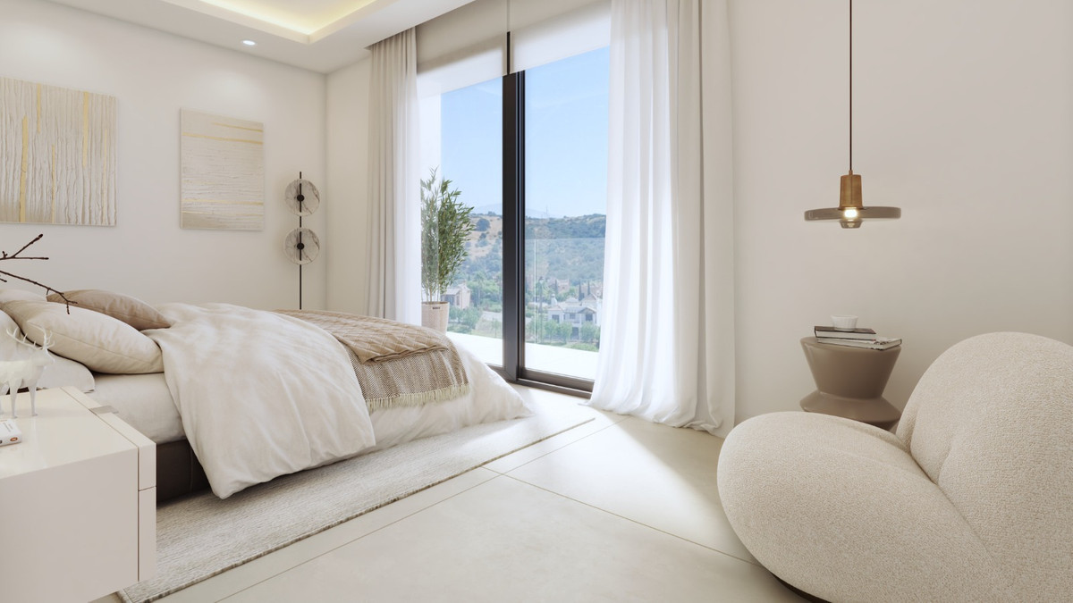Brisas del Mar – Estepona - helles Schlafzimmer mit raumhohen Glastüren und Blick in die Hügel