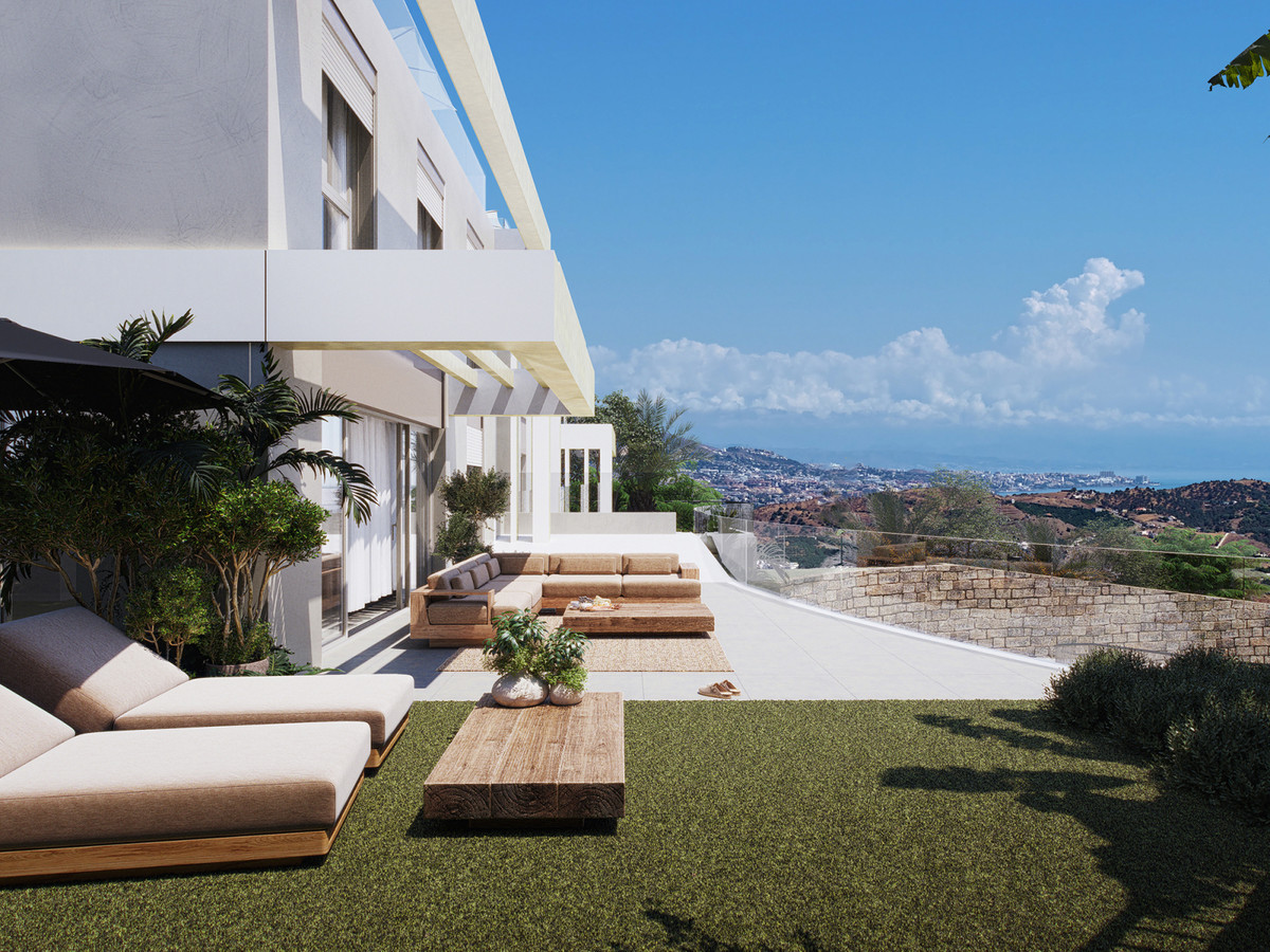 Calanova Homes – Calanova Golf - zonnig terras met loungemeubilair, weelderige tuin en panoramisch uitzicht op de kust