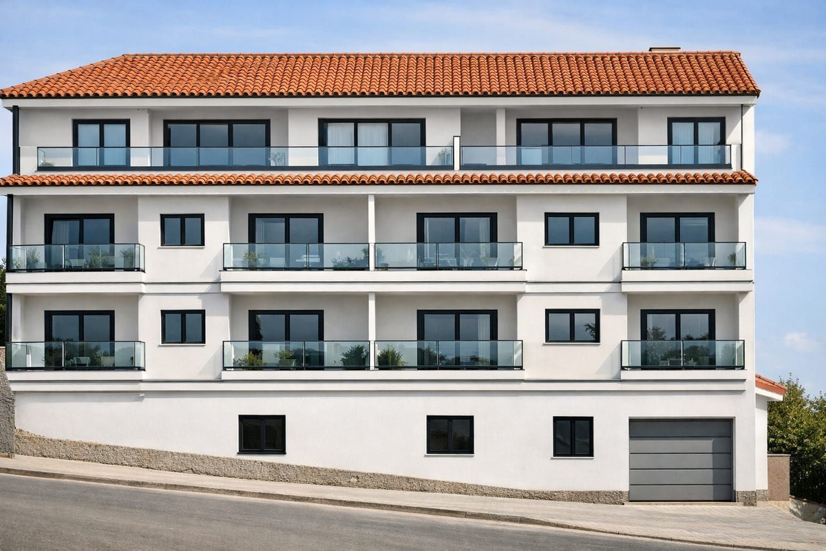 Calle Miró – Ojén - moderne witte woongevels van vier verdiepingen met terracotta dakpannen, glazen balkons en zwarte raamkozijnen