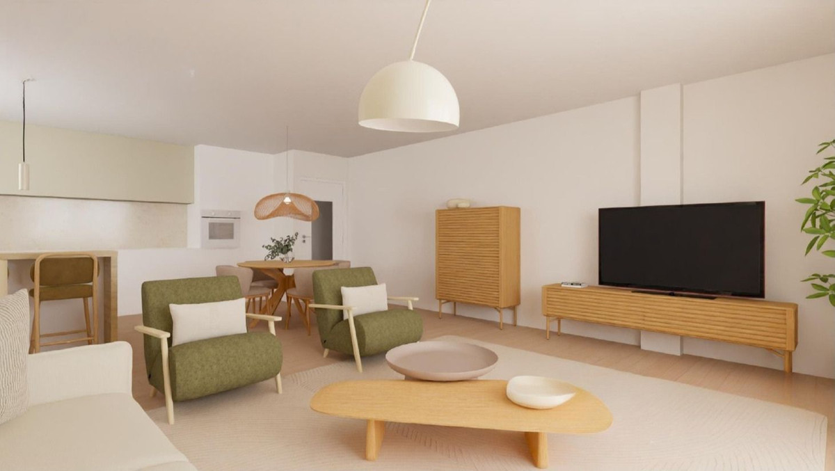Calle Miró – Ojén - lichte open woon- en eetkamer met groene fauteuils, houten salontafel en flatscreen-tv