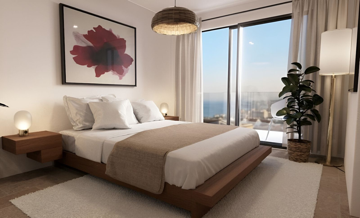 Casa 1 – Bougaivillea Rosa – Torreblanca - Elegantes Schlafzimmer mit Plattformbett, warmen Holztönen und Meerblick durch raumhohe Fenster