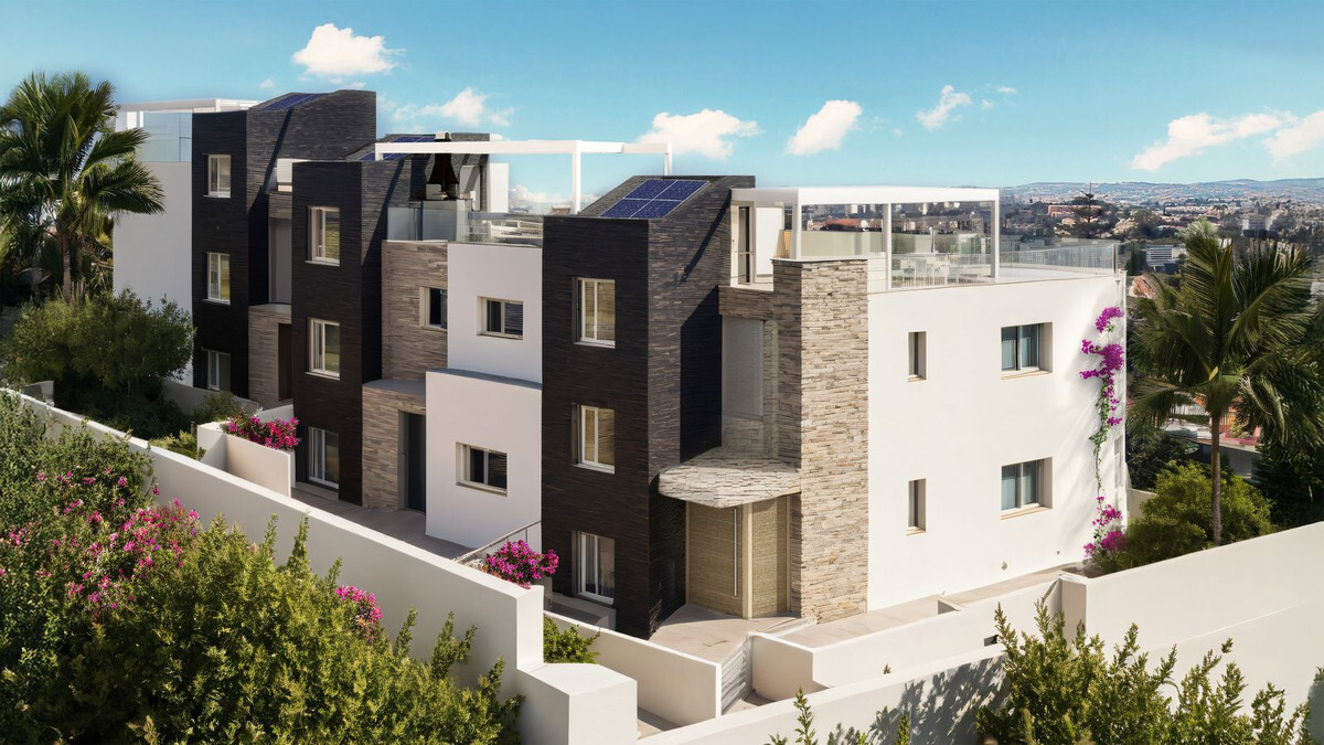 Casa 3 – Bougaivillea Rosa – Torreblanca - moderne gevel met dakterras, zonnepanelen, steenbekleding en bougainvillea, Málaga