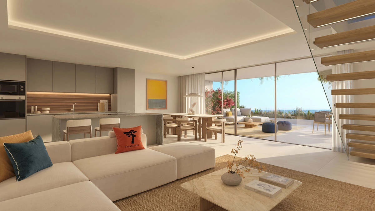 Casatalaya Residences – Benalmadena – åben stue med køkkenø, spiseplads og terasse med havudsigt