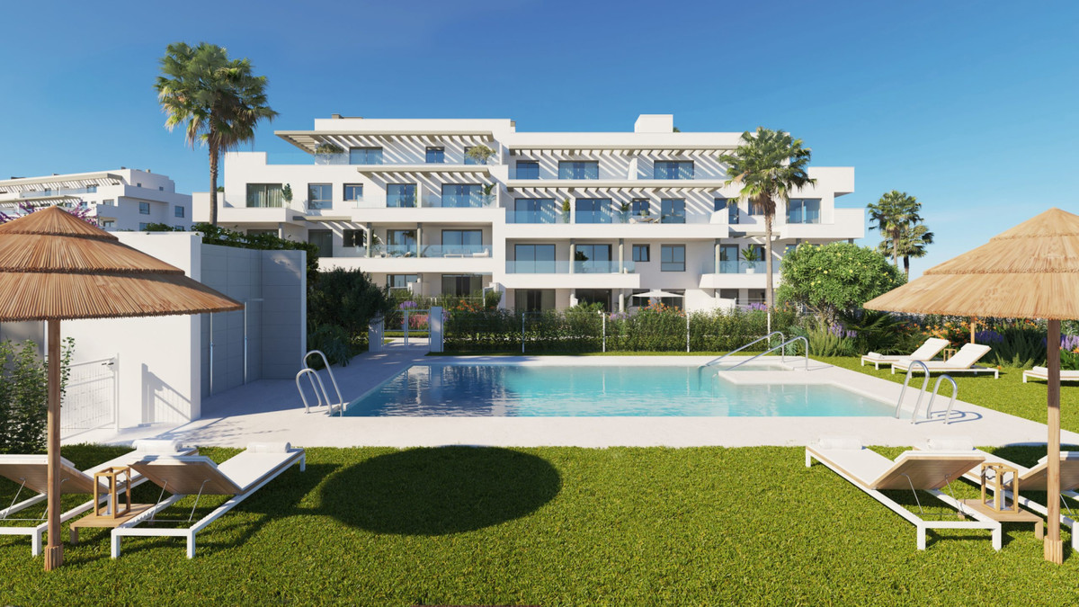 Célere DELMAR 2 – El Faro - moderne hvid facade med fælles pool, liggestole og frodig have
