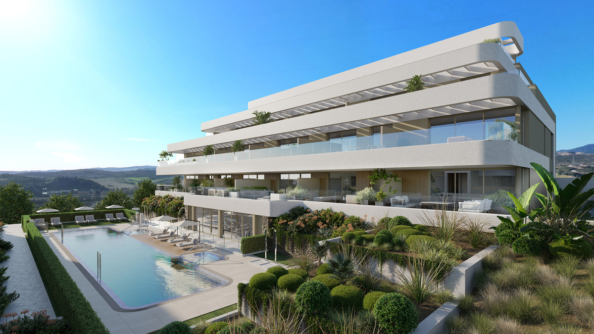 Celestia Homes – Estepona - moderne hvid facade med terrasser, infinity pool og grønne haver mod bjergbaggrund
