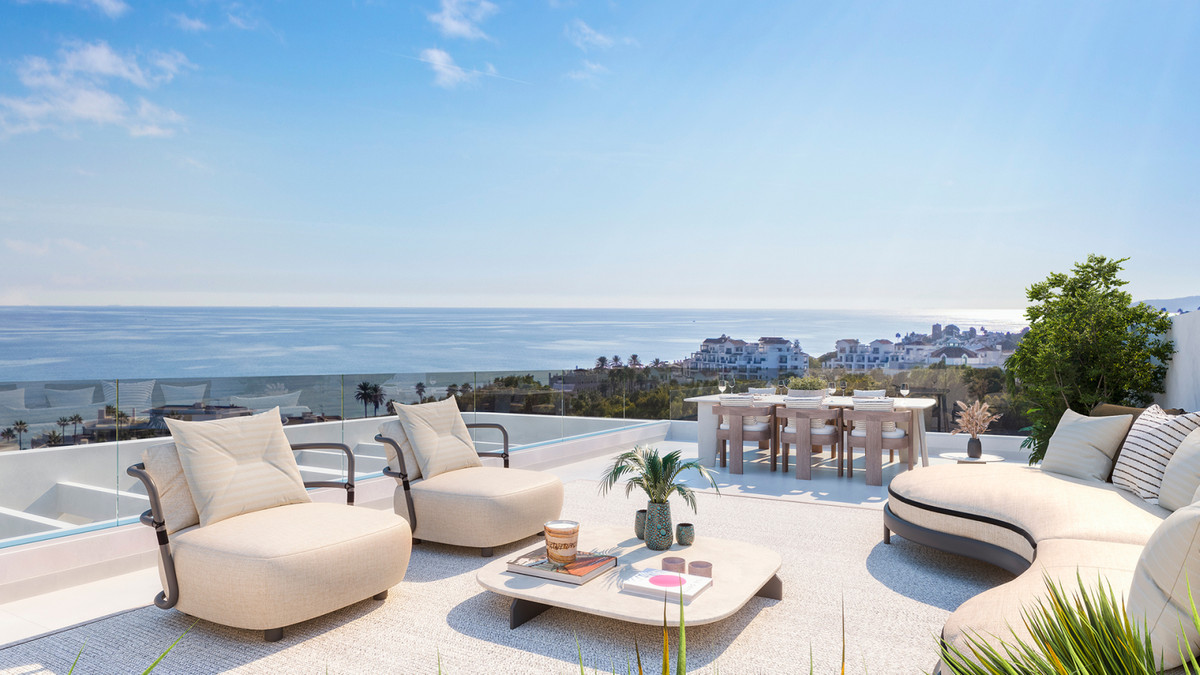 Celestia Homes – Estepona - tagterrasse med cremefarvet udendørsmøblement, spiseplads og panoramaudsigt over Middelhavet