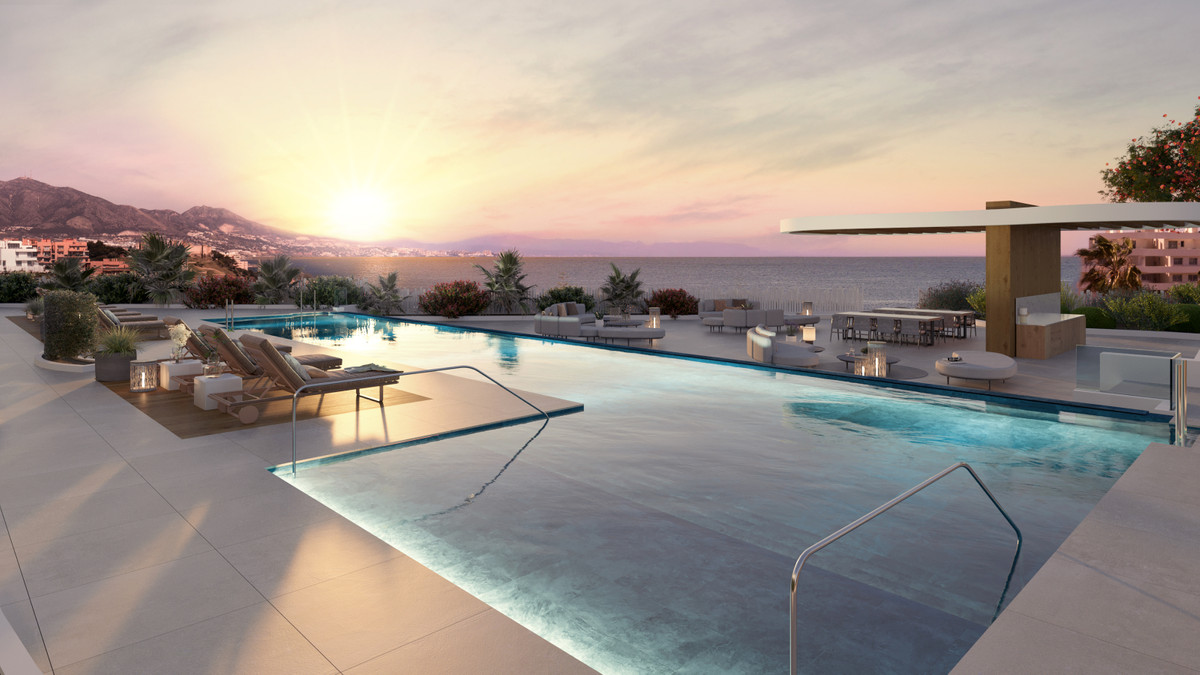 Elysea Suites – Mijas Costa - tagтеррasse med infinity-pool, havudsigt og loungeterrasse ved solnedgang