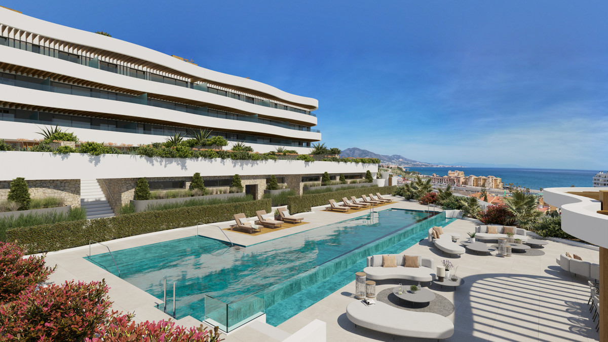 Elysea Suites – Mijas Costa - infinity-pool og solterrasse med havudsigt og terrассeret hvid lejlighedsbygning
