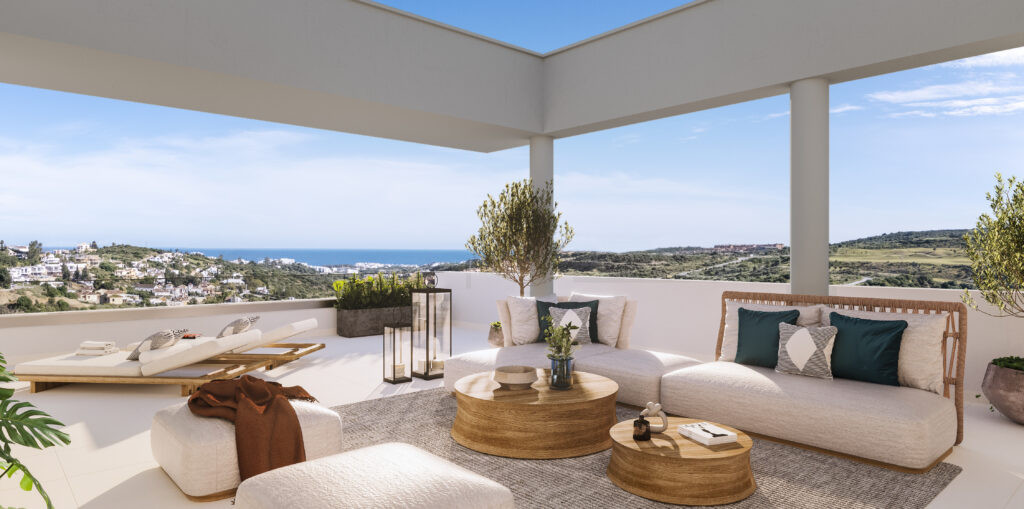 Etherna Homes I – Estepona – luxuriöse Terrasse mit weißen Sofas, runden Holztischen und Panorama-Meerblick