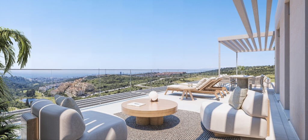 Etherna Homes II – Estepona – Luxusterrasse mit Outdoor-Lounge, Sonnenliegen und Panoramablick auf Meer und Hügel
