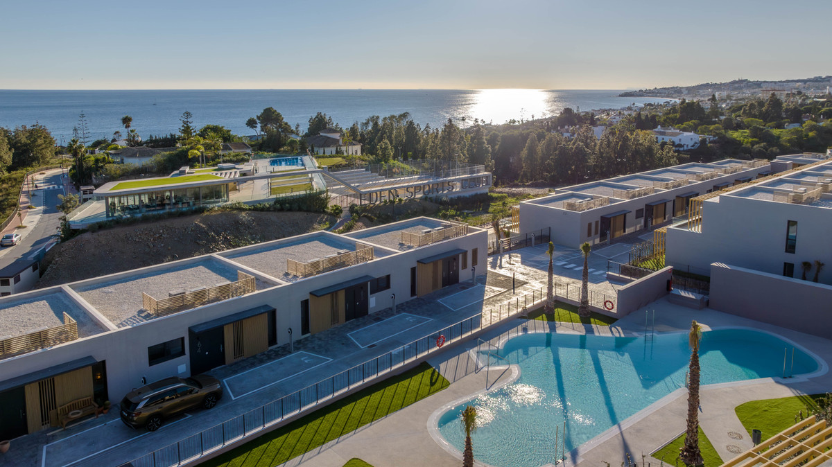 Evergreen Homes – El Chaparral - Luftaufnahme der Luxus-Neubauanlage mit Pool, Terrassen und Meerblick