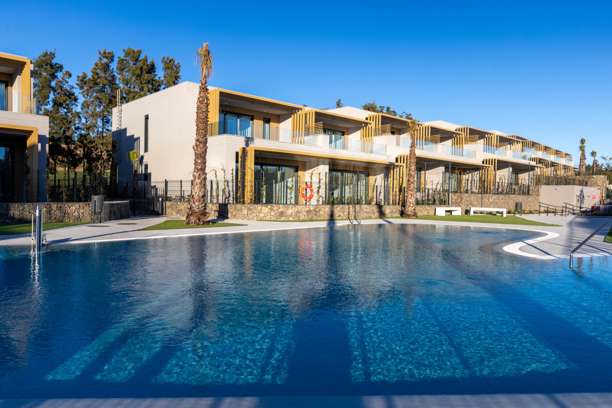 Evergreen Homes – El Chaparral - Luxus-Neubau mit großem Gemeinschaftspool und Palmen, Málaga
