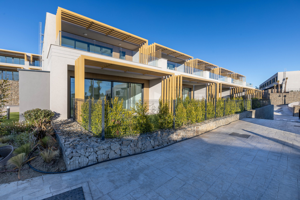 Evergreen Homes – El Chaparral - Moderne Fassade mit Holzlamellen, Glasbalkonen und Gabionen-Bepflanzung
