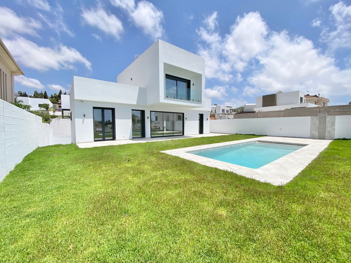 Grupo Tierra Nueva – Mijas - modern witte tweeverdiepingen villa exterieur met privézwembad en groene tuin