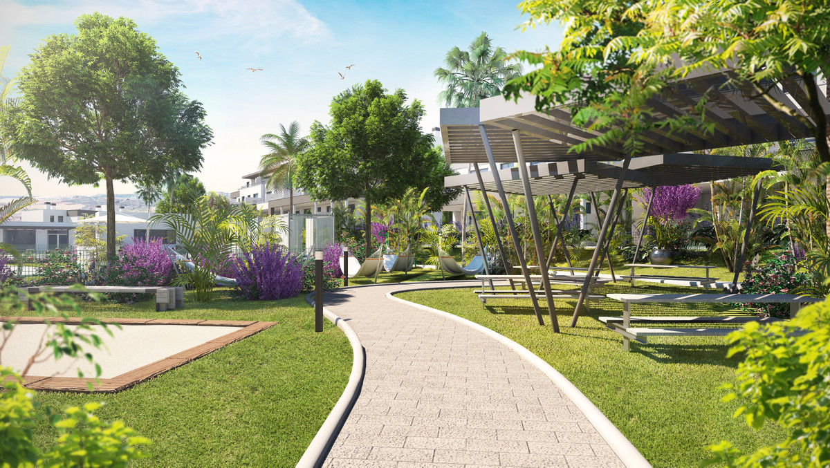 Habitat Valle Romano – Estepona - fælles have med snoet sti, pergola, siddepladser og frodig tropisk beplantning