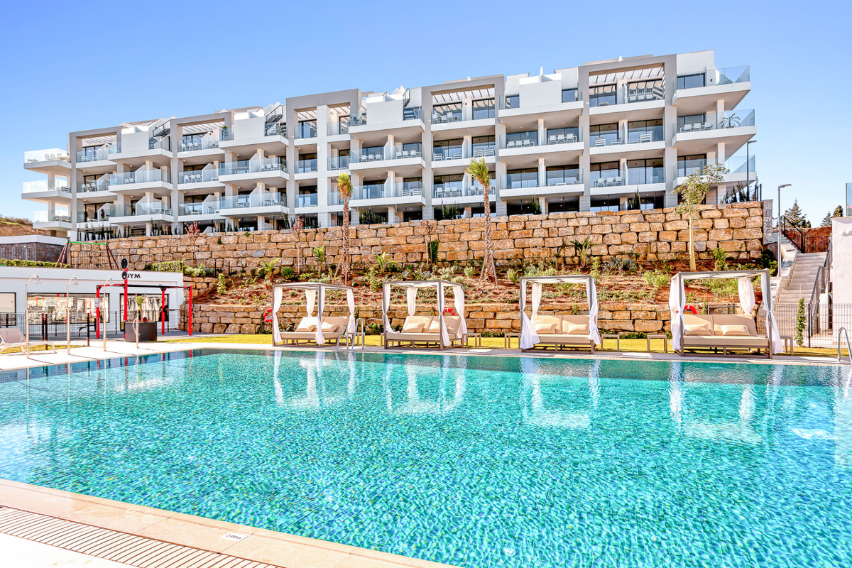 Hacienda el Sueño – Mijas - moderne hvid boligkompleks med stor udendørs pool, solsenge og baldakinbede på Costa del Sol