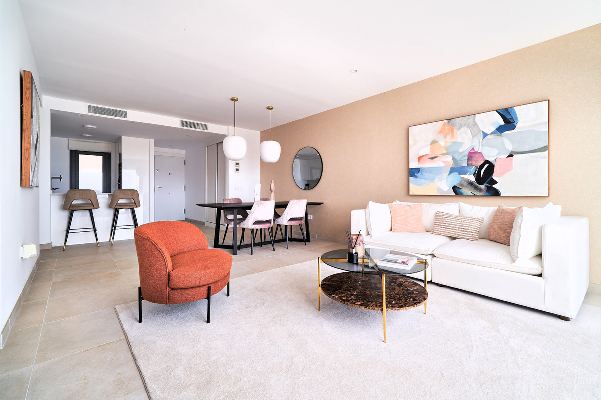 Higuerón Bay Residences – Fuengirola - lyst åbent stue- og spiseområde med hvid sofa, terrakottastol og marmorbord