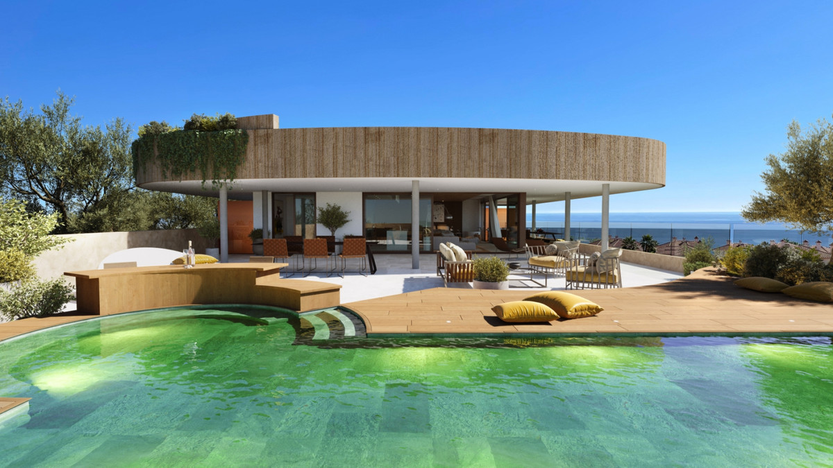 Higueron South Residences – Fuengirola - cirkulær luksusvilla med grønt pool, trædæk og havudsigt