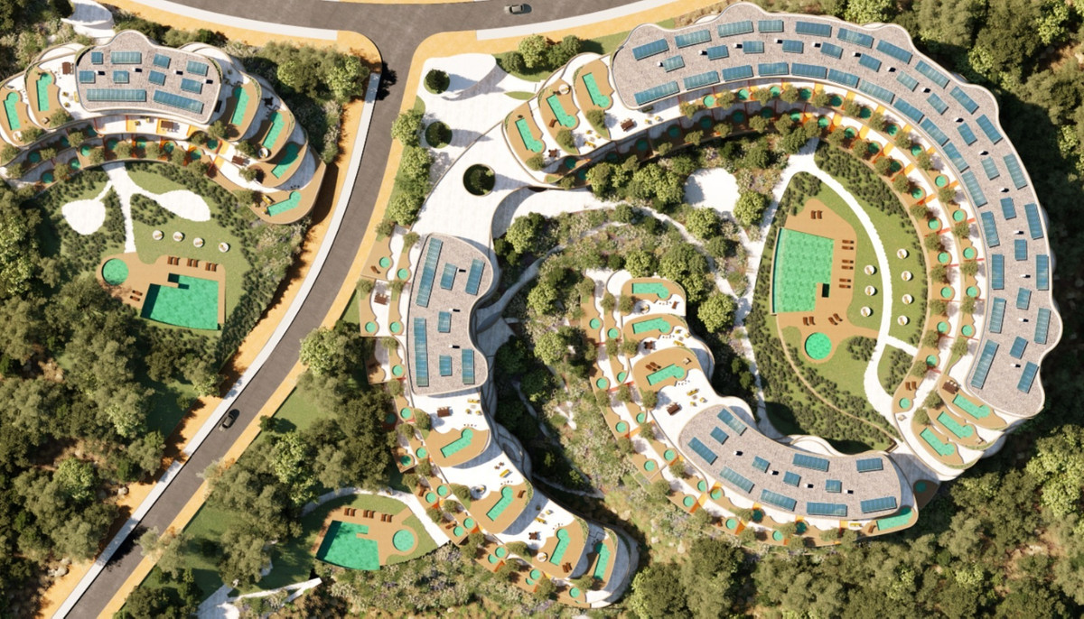 Higueron South Residences – Fuengirola - luftfoto af buede luksusboliger med solpaneler, pools og frodig beplantning