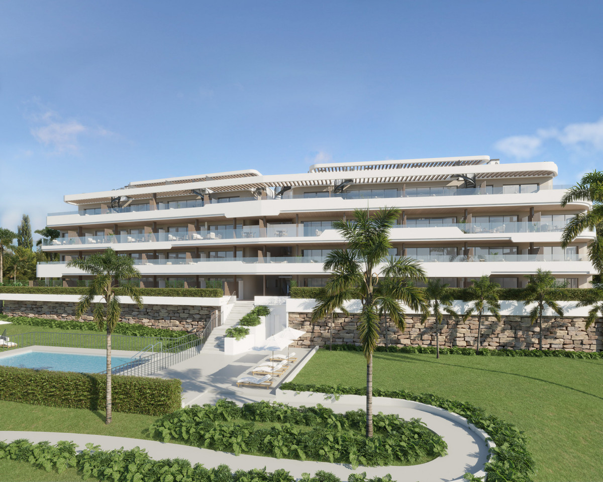 Horizon Views – Manilva – moderne weiße Wohnfassade mit Palmen, Terrassen und Außenpool inmitten gepflegter Gartenanlagen