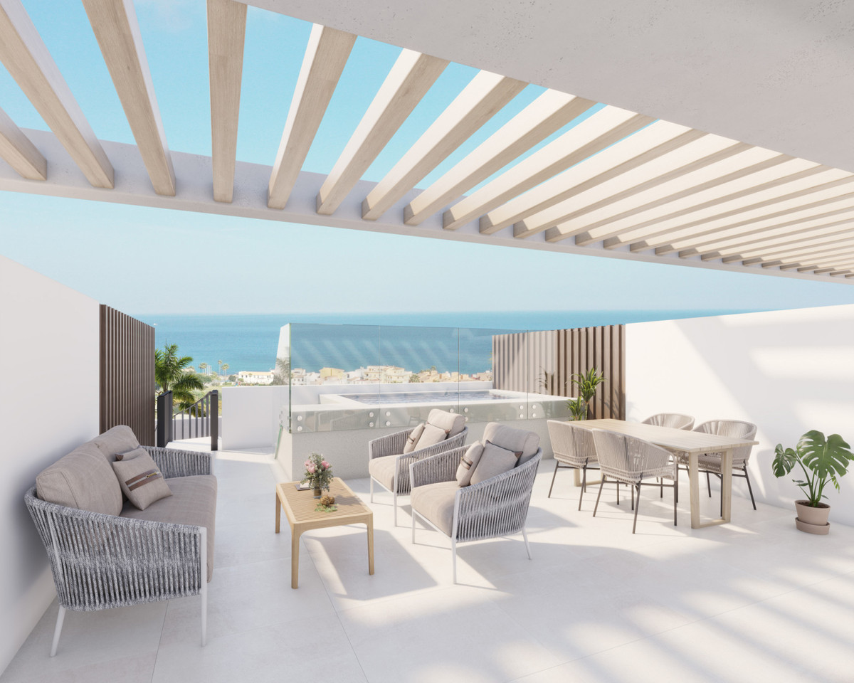Horizon Views – Manilva – Dachterrasse mit Pergola, Lounge, Essbereich und Meerblick