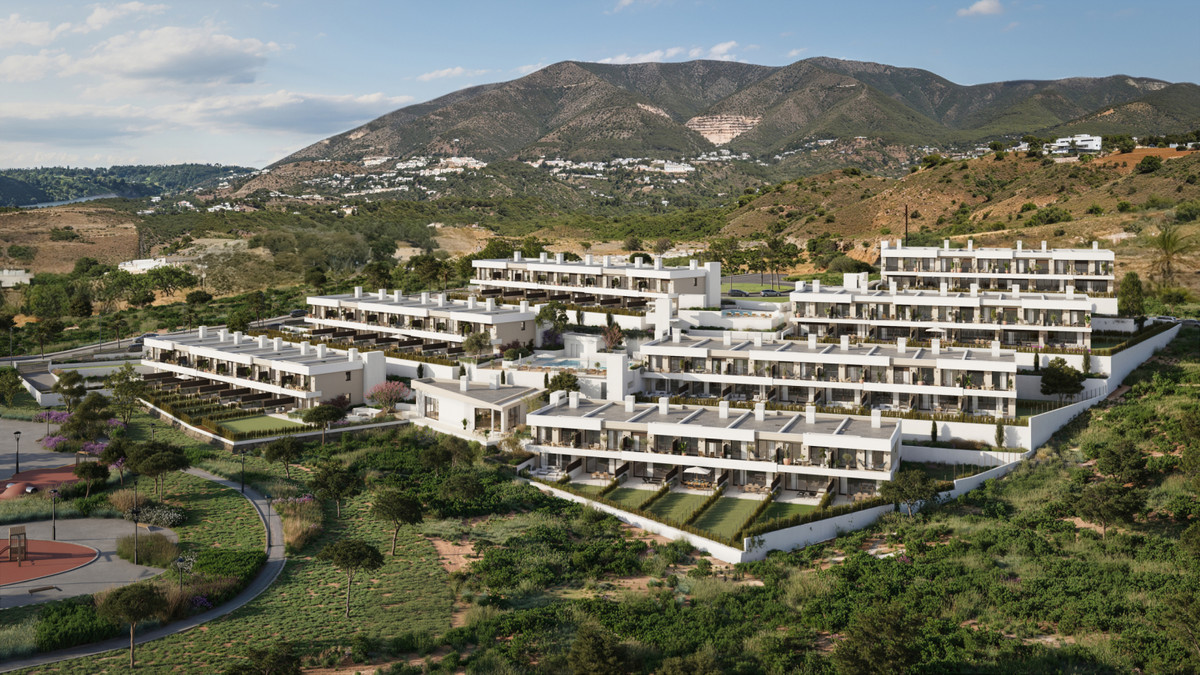 KALA Residences – Fuengirola - luftfoto af hvidt terrasseret lejlighedskompleks med grøn bjergskråning i baggrunden