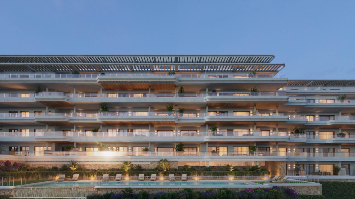 Kosmos – Torremolinos - luxe gevel met gebogen balkons, dakterras met pergola en verlicht zwembad in de schemering